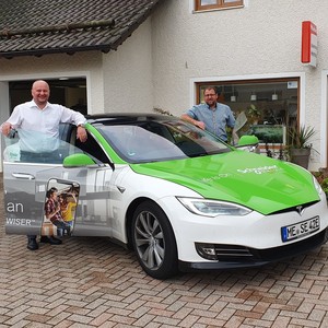Tesla-Testfahrt mit Schneider Electric