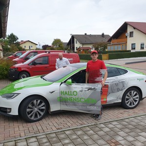 Tesla-Testfahrt mit Schneider Electric